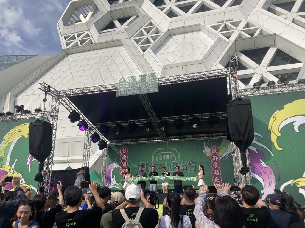 40公尺巨型滑水道降臨高雄！台啤打造南台灣最潮水派對 「李珠珢X金牌台灣啤酒主題罐」首發，限定販售!