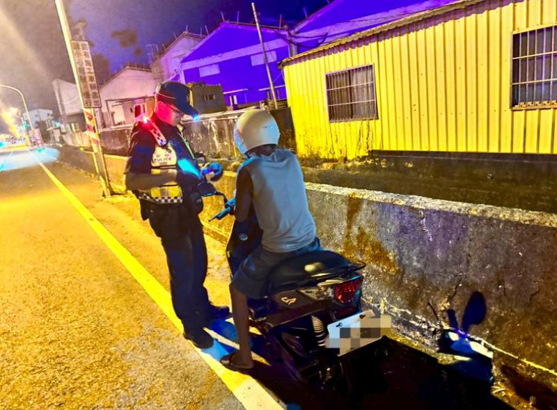 嚴抓闖紅燈與未戴安全帽　東港警啟動路口大執法