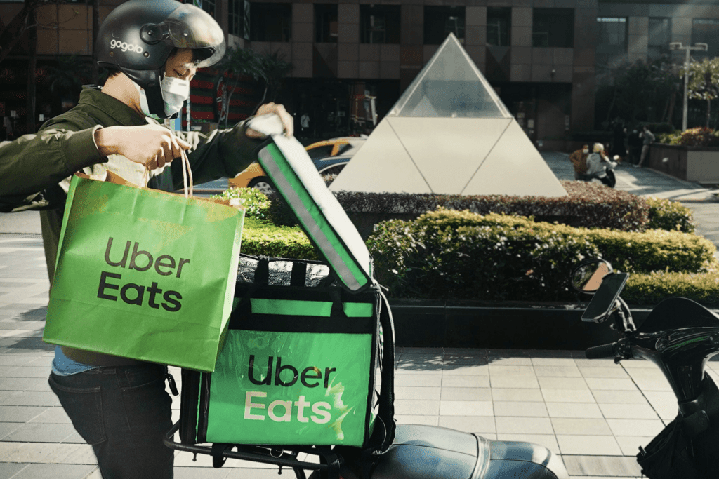 Uber Eats 首度公開外送夥伴收入     平均時薪淨賺270元