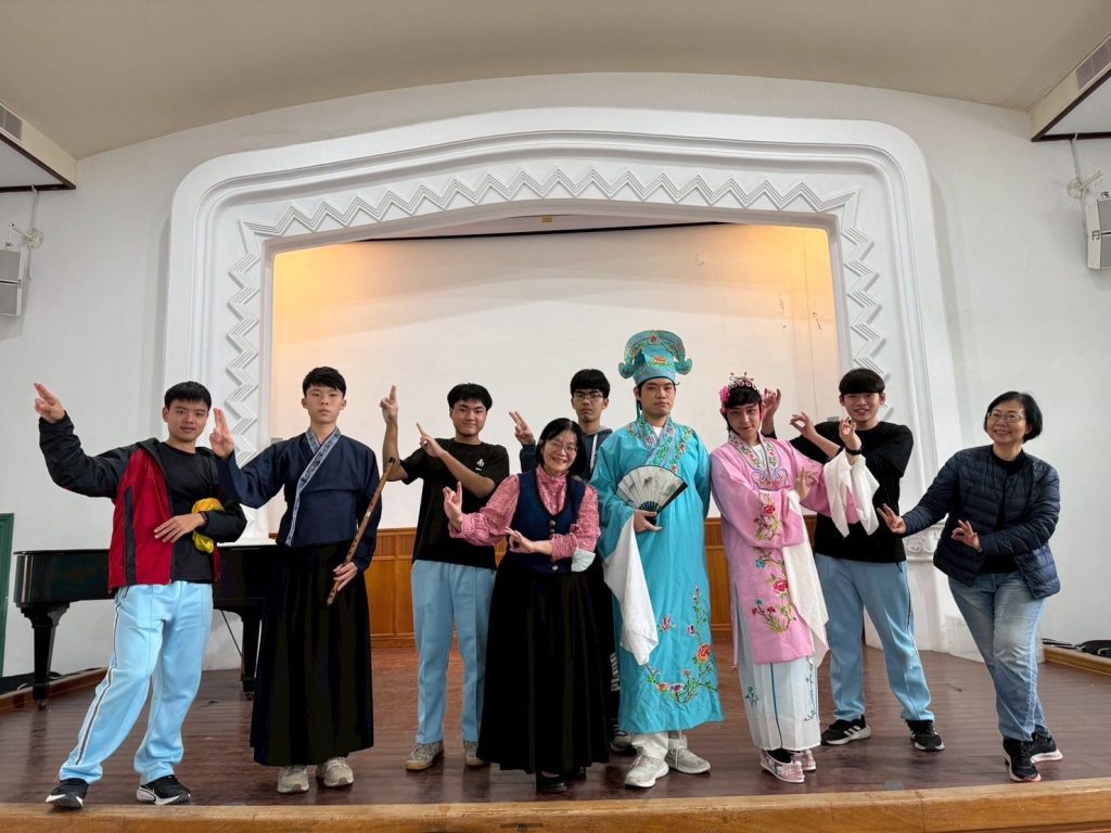 在本土扎根、在全球視野中成長　南一中董怡君老師榮獲師鐸獎