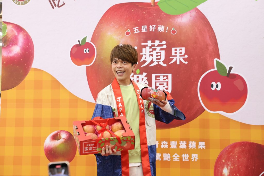 日本青森五星級高蜜度「豐葉蘋果」限時開賣!登錄發票抽青森機票　蔡阿嘎超市現蹤向「果粉」推銷   PK粉絲地心引力接蘋果