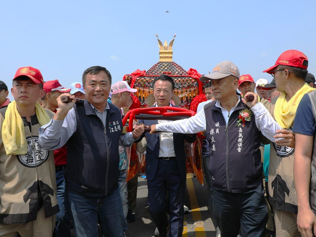 大甲媽祖遶境抵雲嘉交界　翁章梁率各界迎駕