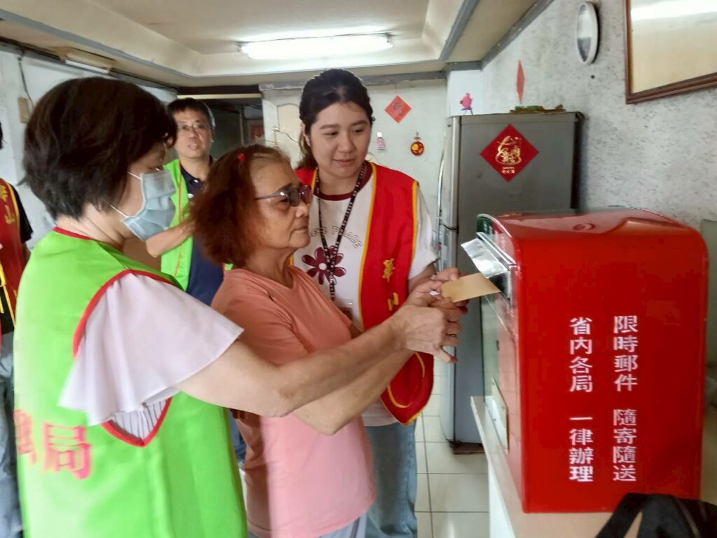 高雄郵局中秋送愛　化身天使關懷孤老