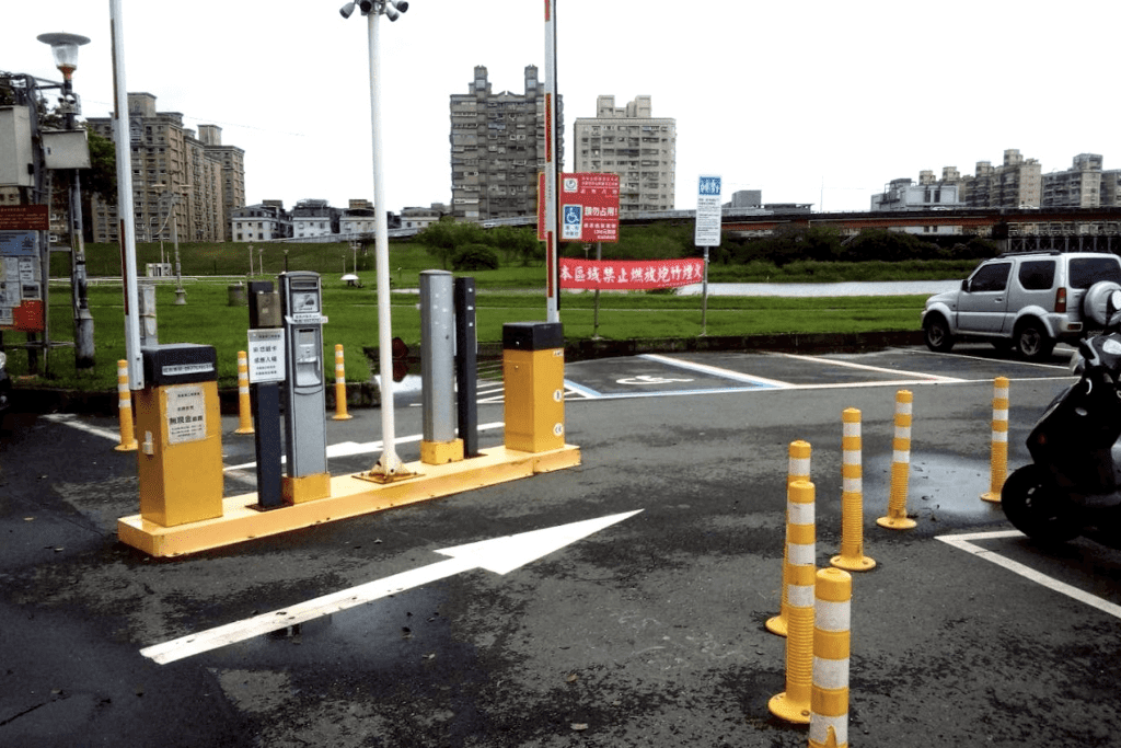 颱風積水退散     新北二重疏洪道堤外停車場已於10/23下午4點開放使用     道路同步解除管制