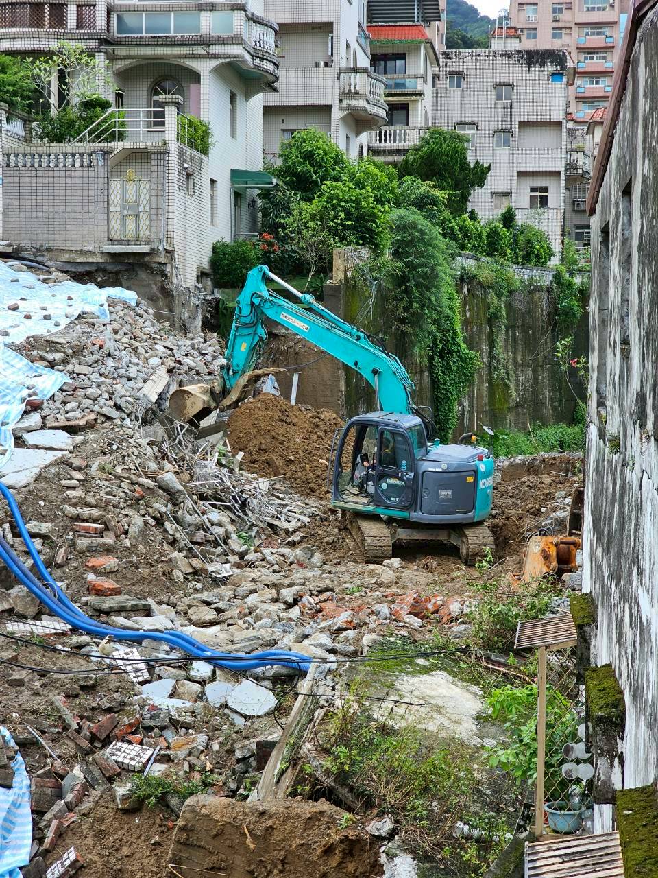 新店錦繡碧瑤社區部分住戶返家     工務局完成邊坡排水及側溝清理     搶修工作持續進行