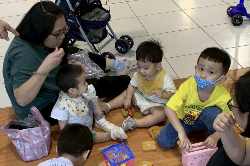 七星區居家托育中心辦市集     親子闖關結合環保教育     保母提供育兒指導