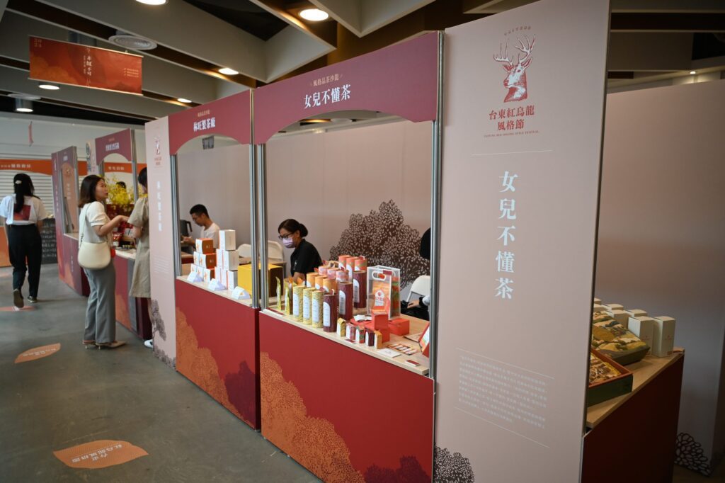 茶席呈現慢活步調　台東紅烏龍創意茶藝競賽吳謙竺奪首獎