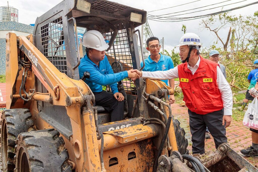 屏東隊馳援嘉義縣校園救災　翁章梁送飲料表達謝意