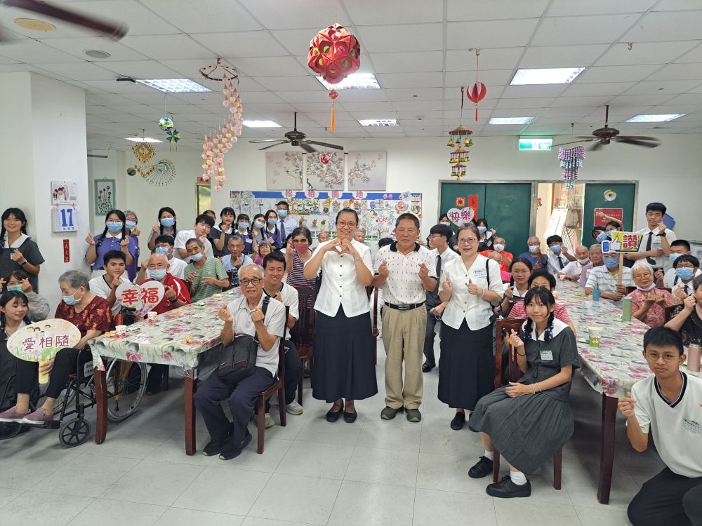 慈大附中暑期醫療志工營  走入榮家共譜幸福祖孫情