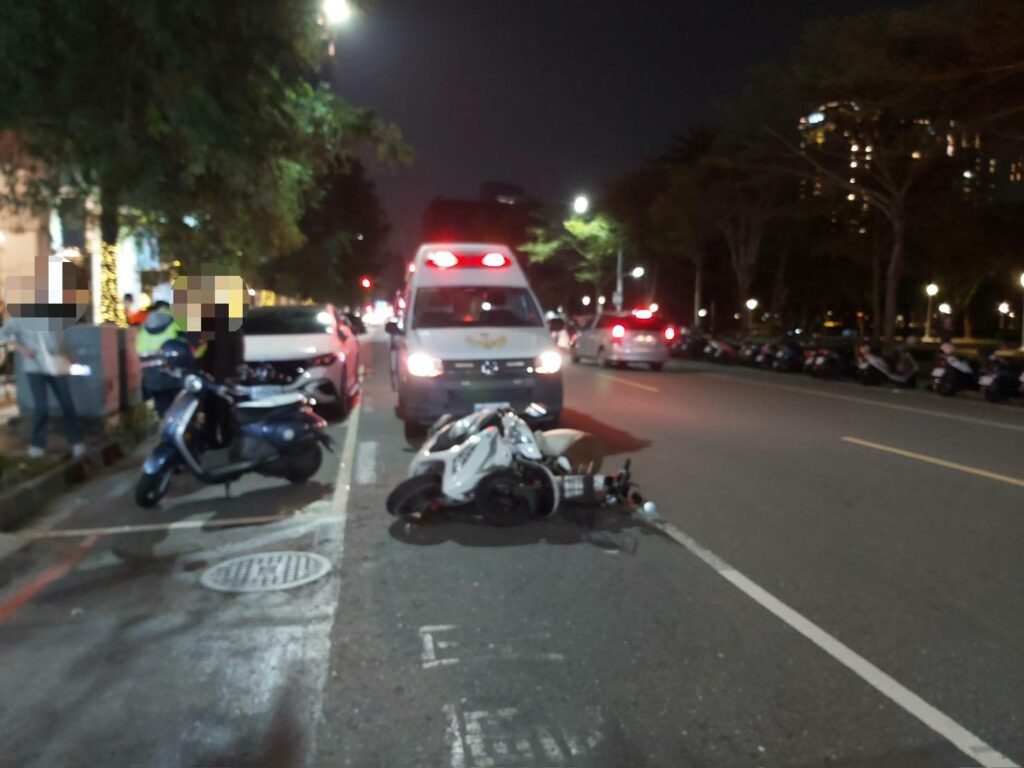 鼓山區南屏路2機車交通事故糾紛　鼓山警到場協助