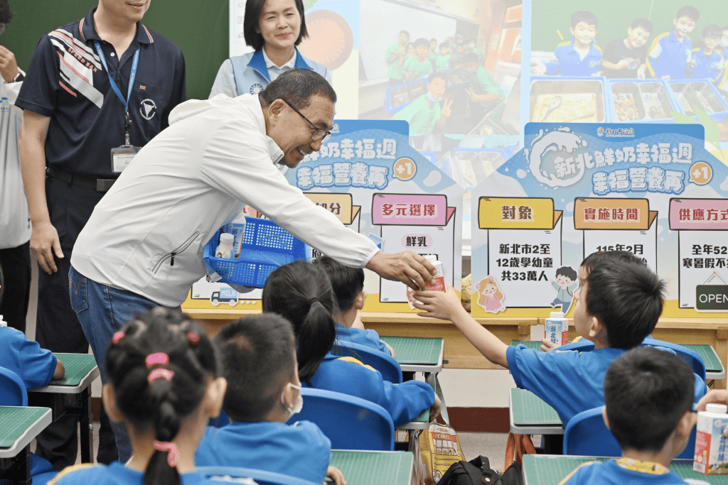 侯友宜關心學童營養     新北「鮮奶幸福週」明年上路     助33萬孩子長得更高更壯