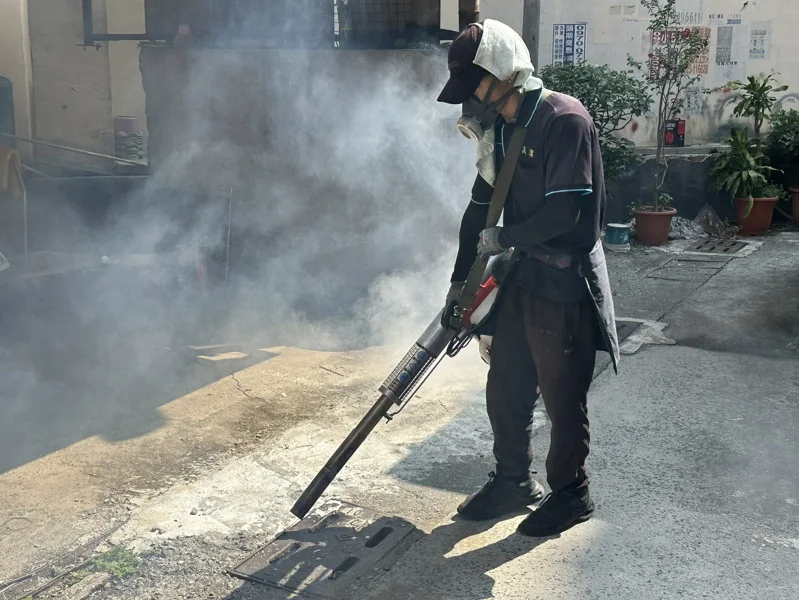 三民區陷「煙霧戰」！衛生局連日噴藥惹民怨　餐飲業者嘆：客人都不敢上門