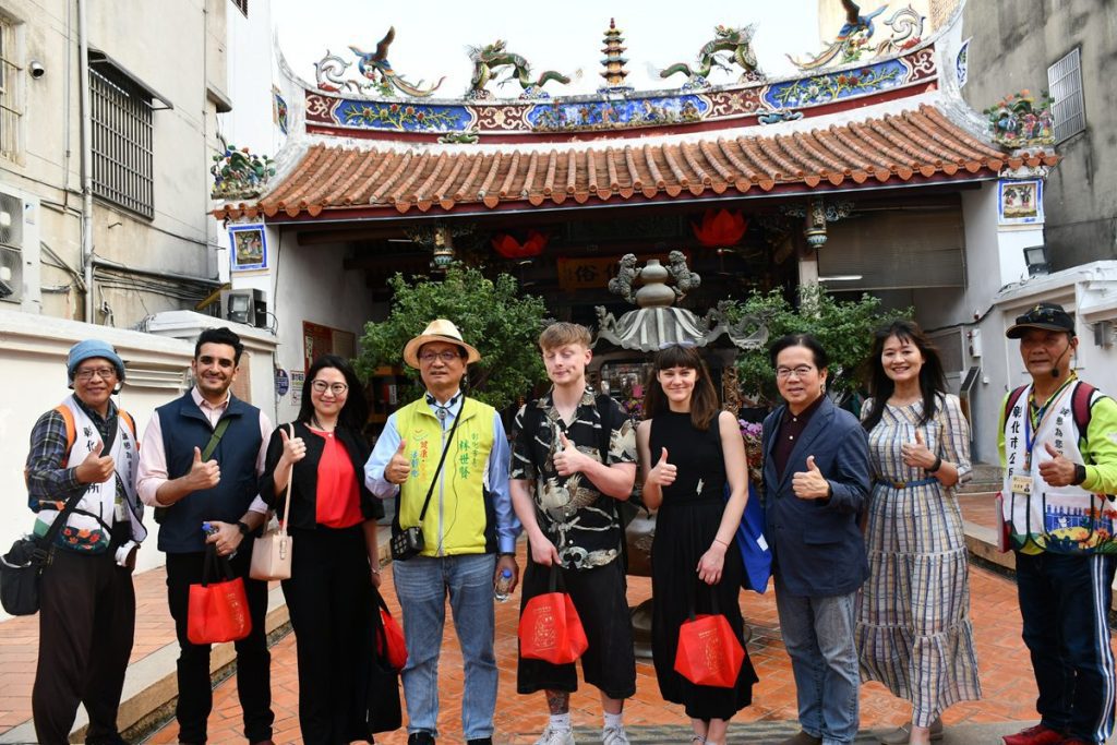 市長林世賢充當解說導覽員　為英國籍藝術家伴遊寺廟古蹟