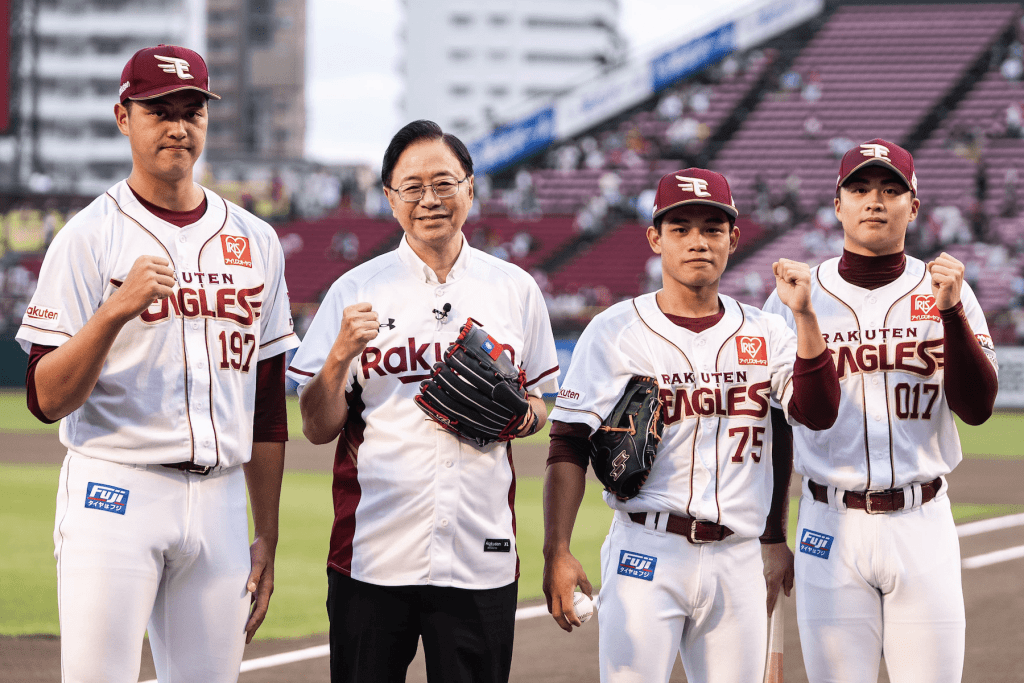 張善政擔任日職開球嘉賓     宣布桃園11月將辦「臺日韓棒球交流賽」     三國勁旅齊聚