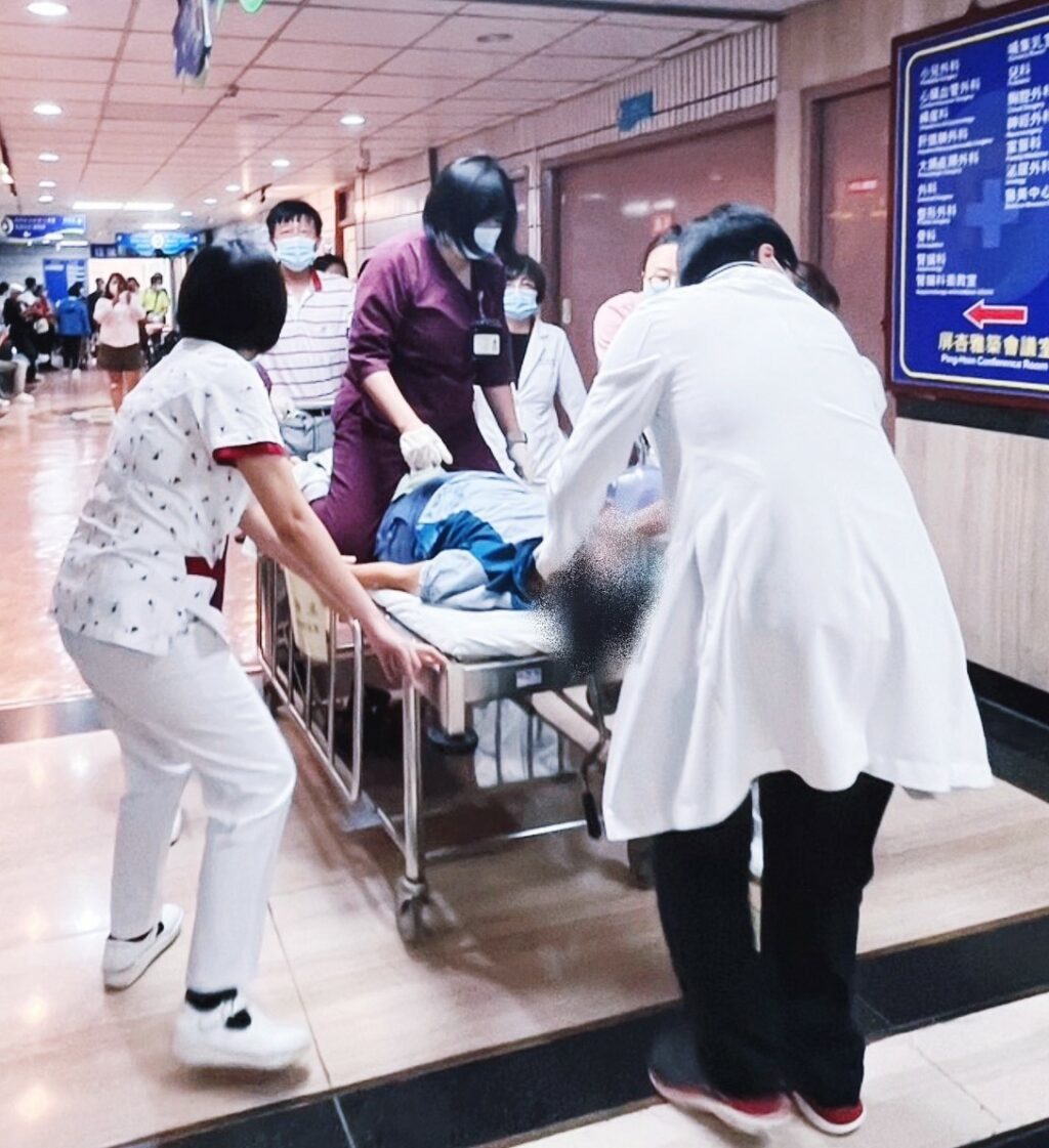 男子候診突發意識喪失　屏醫醫護團隊成功搶救