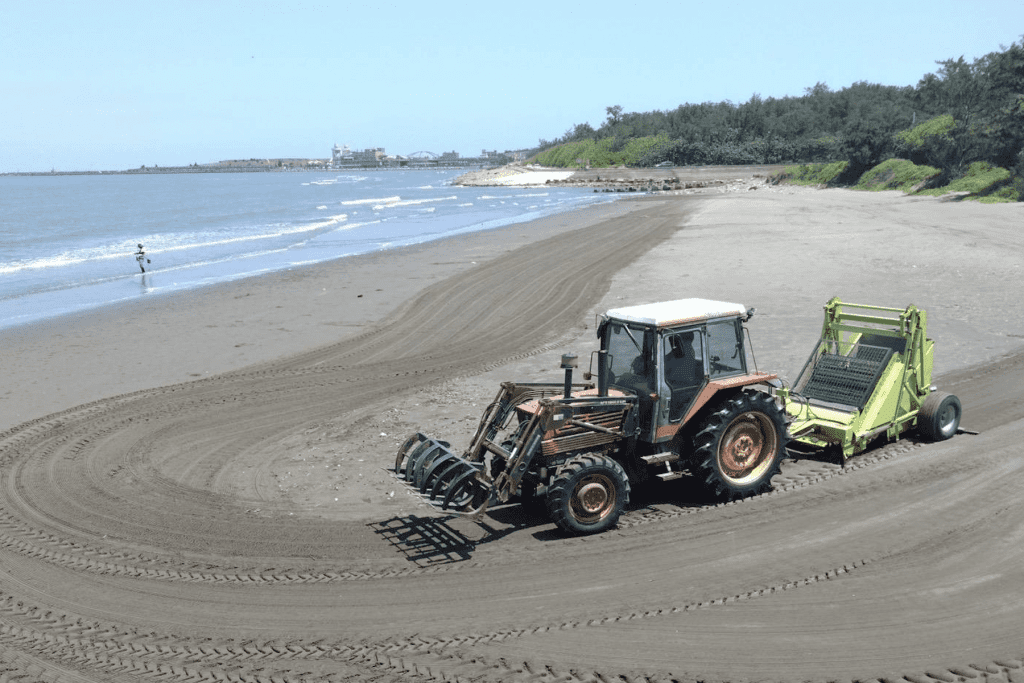 向海致敬     桃園導入科技清理海岸     沙灘清潔車助攻遊憩安全