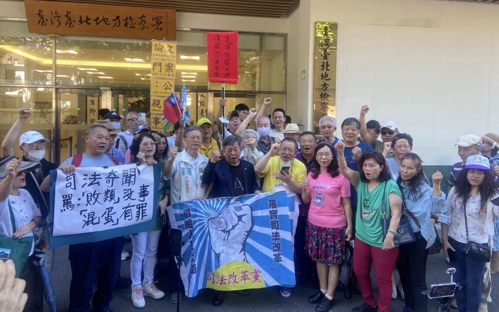 蔡英文論文案，律師張靜呵叱法官「混蛋」　拒繳罰金，寧入監抗議司法判決