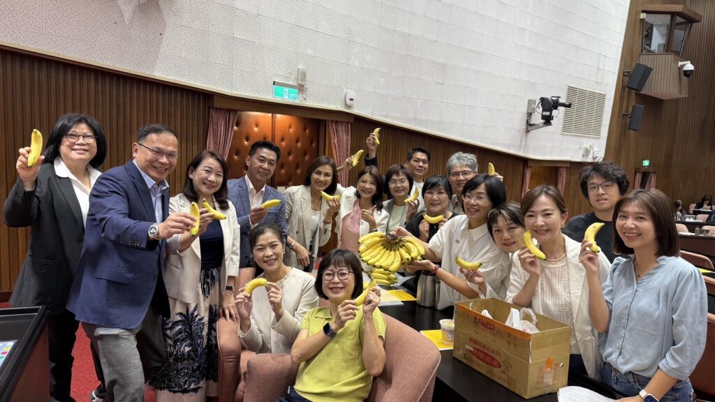 「邱議瑩挺農民！　中秋前夕送旗山香蕉到立院、籲支持高雄農產」