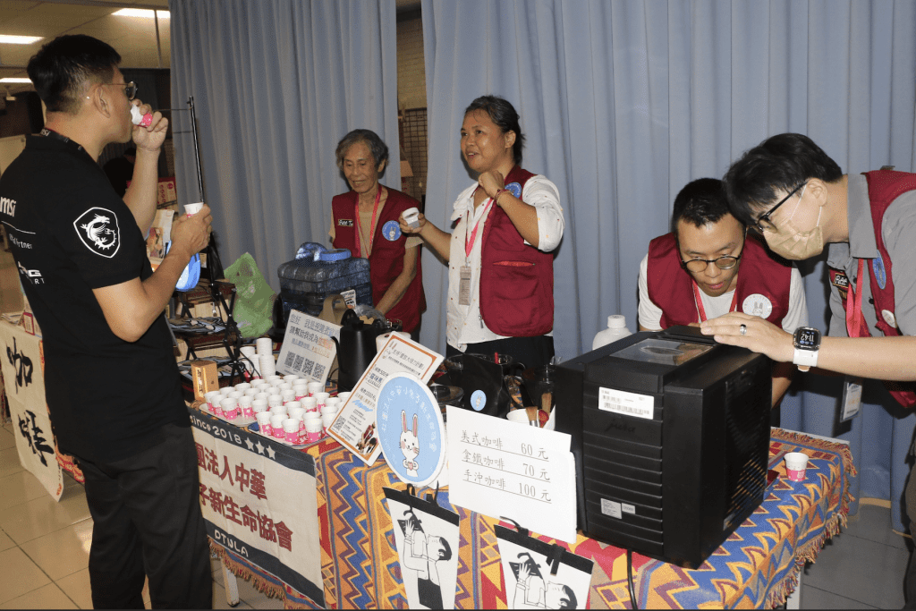 微星科技溫暖響應國際公益日     邀視障朋友手沖咖啡     科技輔具讓身障者也能圓夢