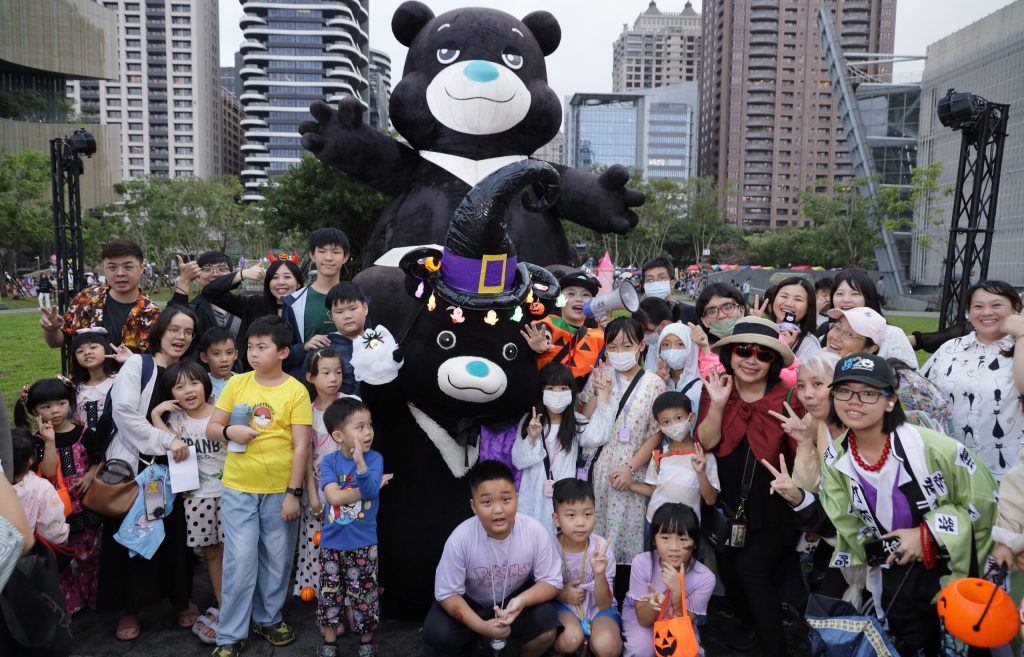 熊讚首度跨市搗蛋！ 壞壞眼神萬聖裝亮相桃園萬聖城