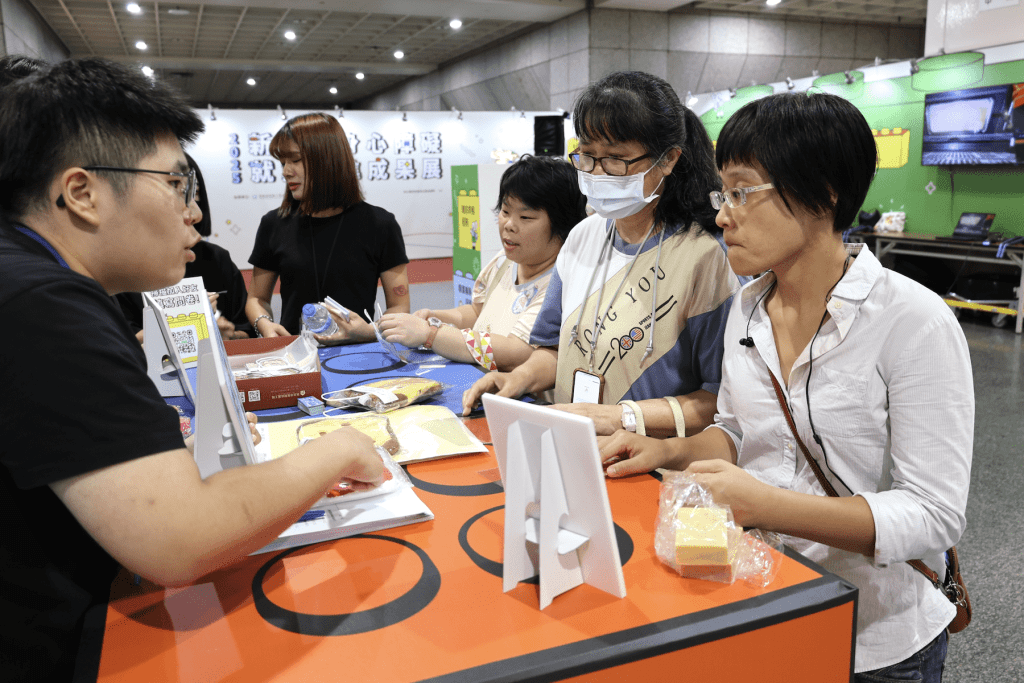 體驗視障按摩、VR裝置     新北市身障就業成果展板橋車站盛大開幕     歡迎市民把握機會參觀