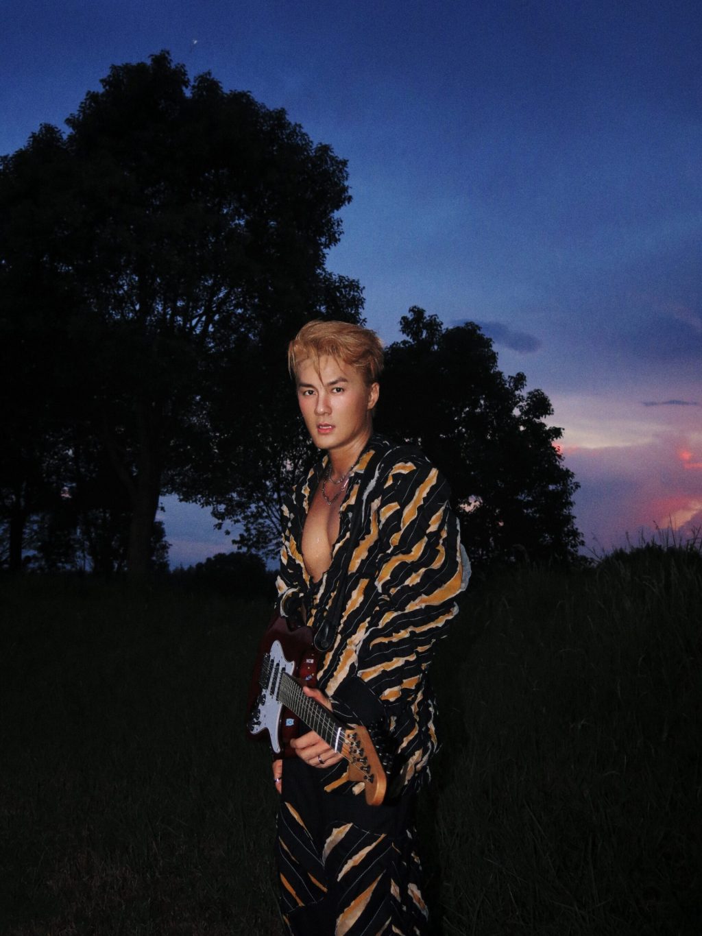 吳克群選擇生日當天甜蜜上線 唱出愛的浪漫信仰 願人類重新相信愛情