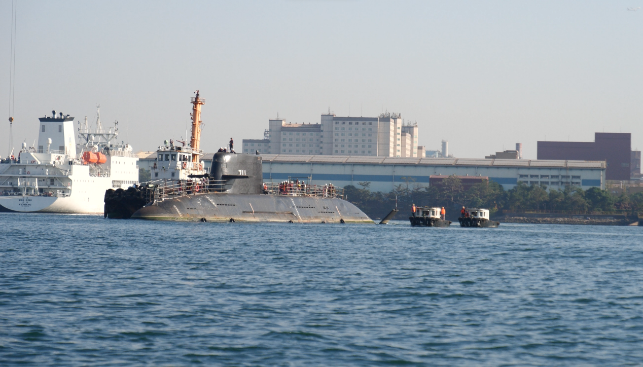 潛艦國造原型艦海鯤軍艦　移船入塢測試作