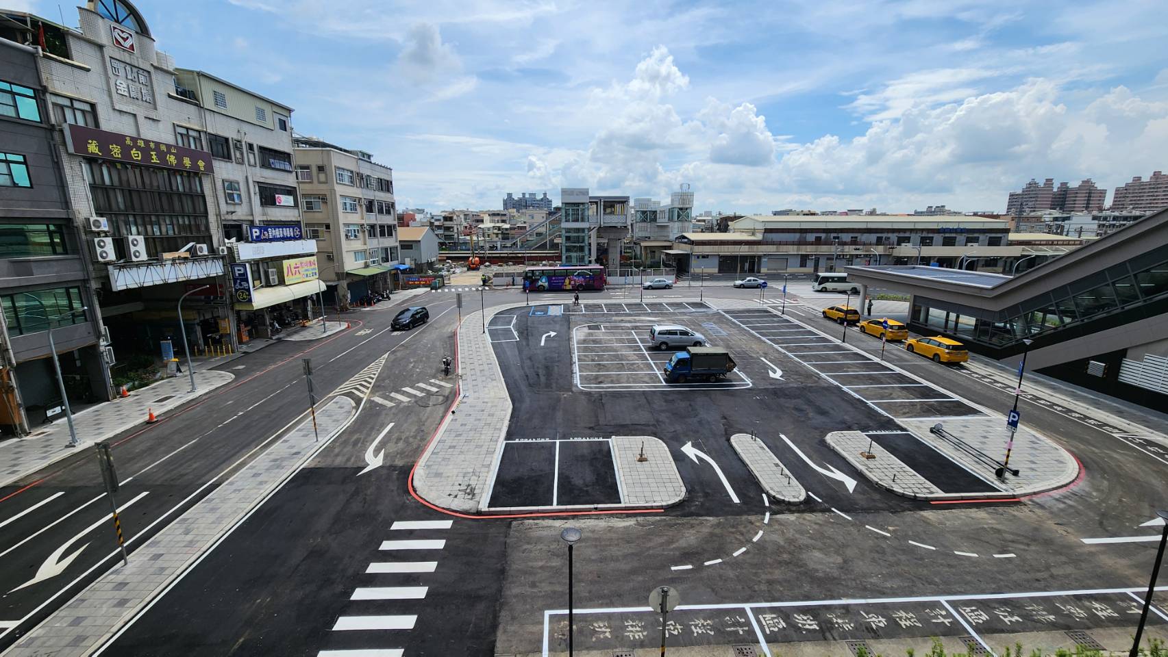 捷運岡山RK1站與台鐵岡山站間汽車停車場今開放使用　市民轉乘捷運及台鐵更便利