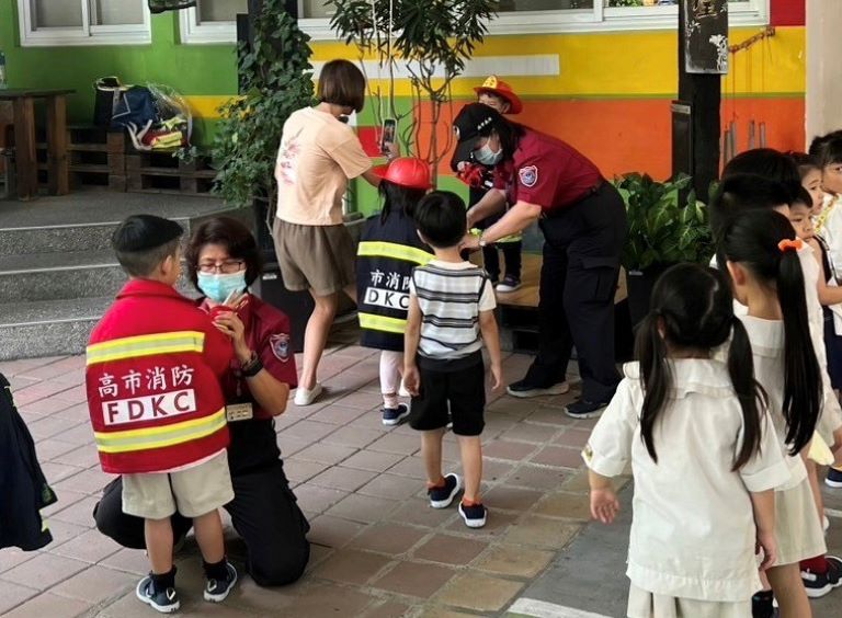 幼童化身吸睛小小消防英雄　旗山分隊走入幼兒園扎根火場逃生觀念