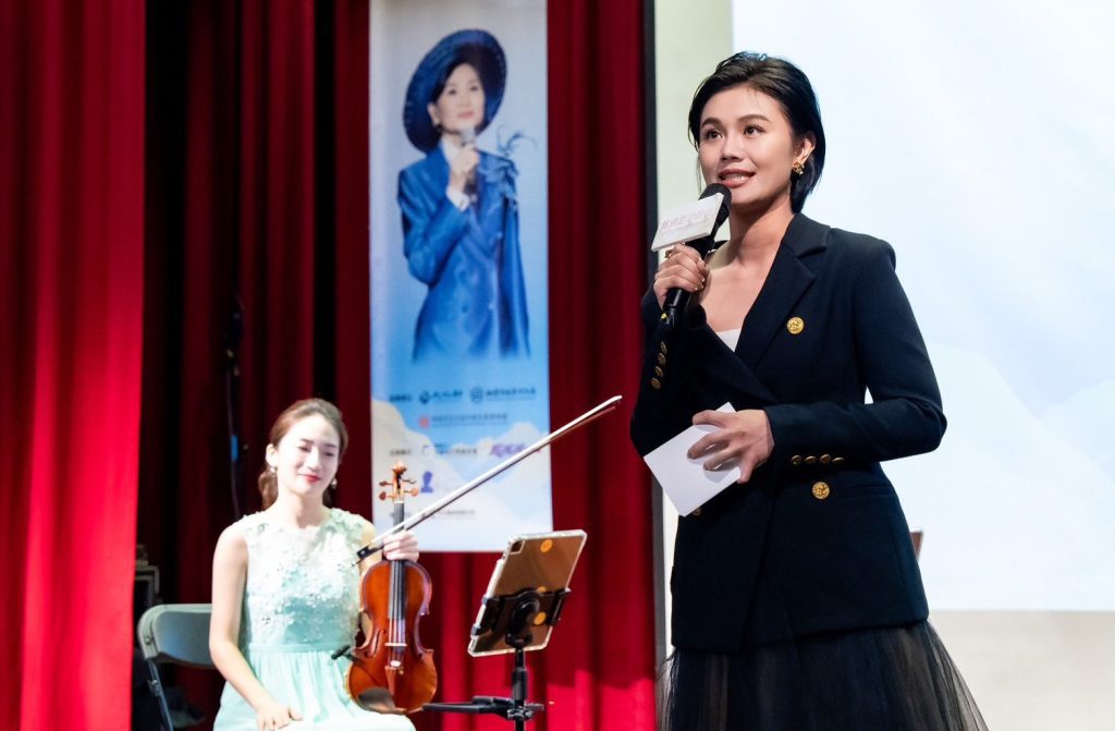 盤過思念的山鳳飛飛金曲講唱會旋律飄揚大溪 朱海君擔任導聆人