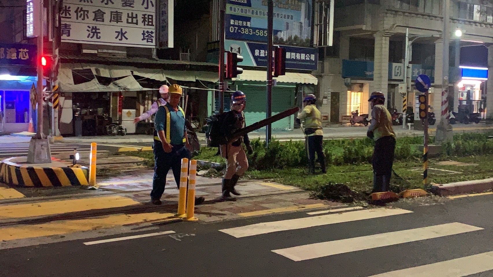 高雄輕軌軌道落葉徹夜清掃及列車鋼輪洗滌　列車營運過程運行順暢